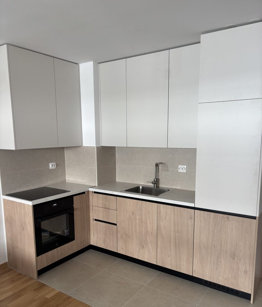 Kuhinja po mjeri sive fronte smeđi hrast fronte radna ploča kamen zagreb