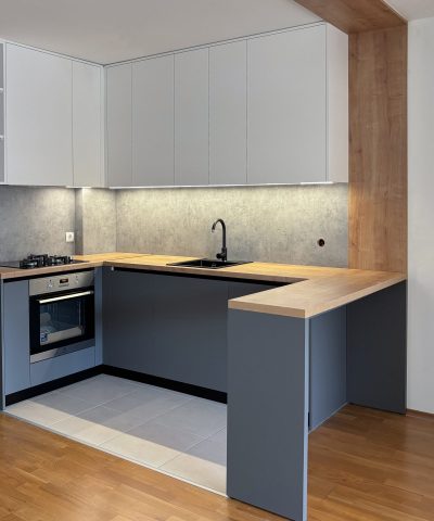 kuhinja po mjeri sivo bijela mat sa drvenom radnom plocom