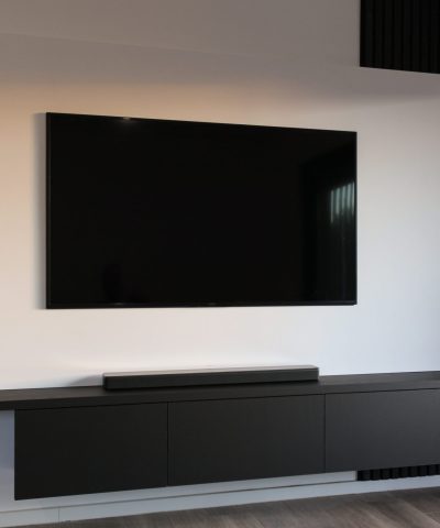 uredenje dnevnog boravka - dekorativni paneli, bijela mat, crna mat